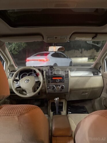 Nissan Tiida-12