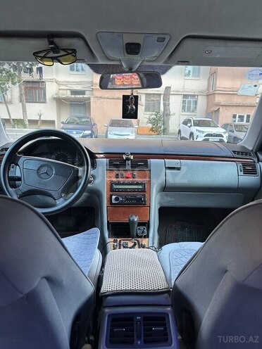 Mercedes E 240-6