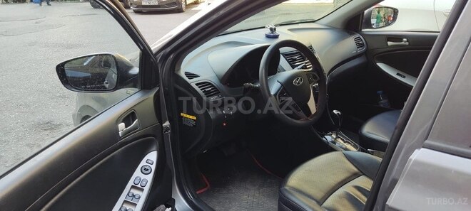 Hyundai Accent-11