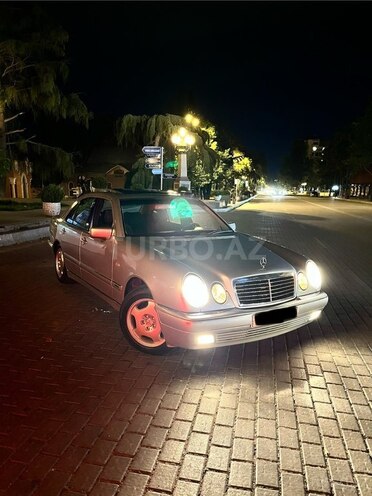 Mercedes E 240-1