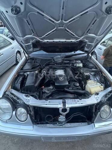 Mercedes E 240-13
