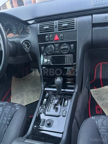 Mercedes E 240-11
