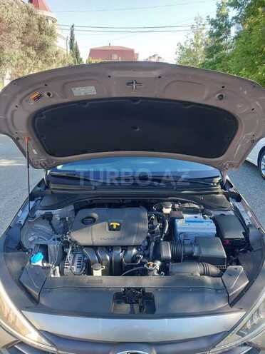 Hyundai Elantra-16