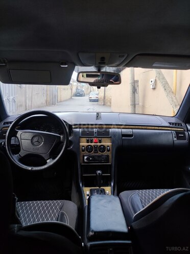 Mercedes E 230-3