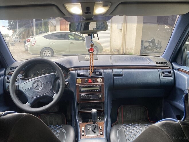 Mercedes E 230-5
