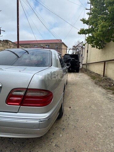 Mercedes E 240-4