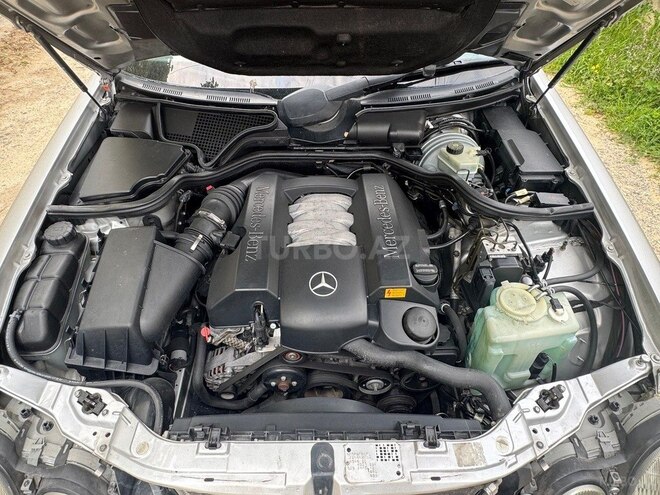 Mercedes E 240-11