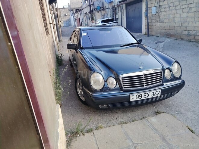 Mercedes E 240-1