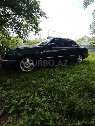 Mercedes E 240-8