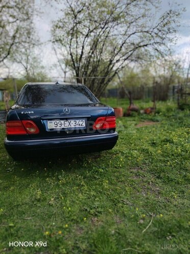 Mercedes E 240-10