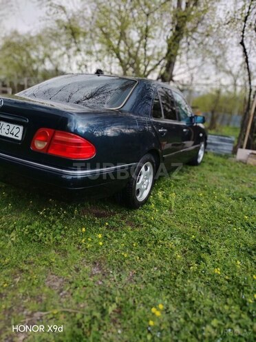 Mercedes E 240-11