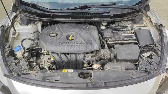 Hyundai Elantra-8