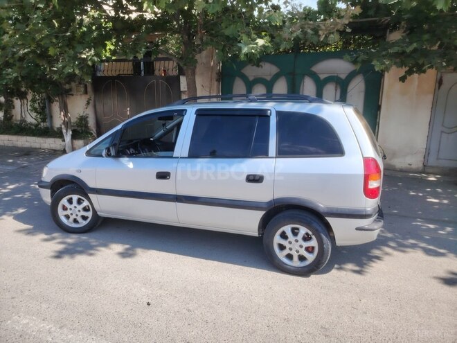 Opel Zafira-5