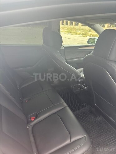 Tesla Model Y-8