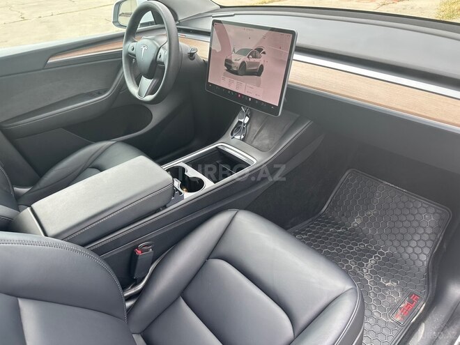 Tesla Model Y-6