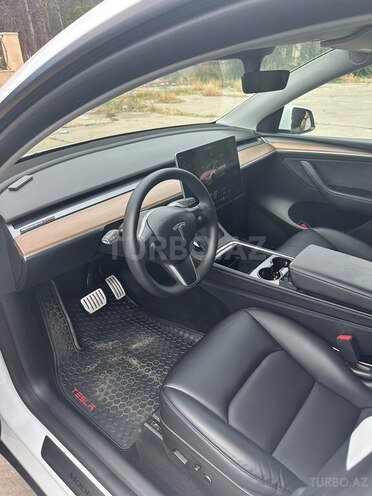 Tesla Model Y-10