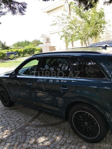 Audi Q7-8