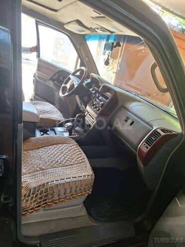 Mitsubishi Pajero-12
