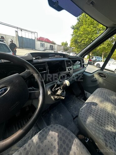 Ford Transit-13