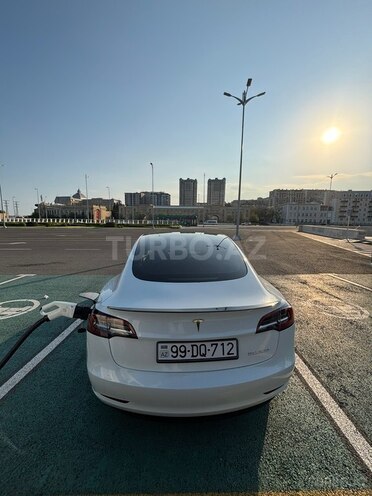 Tesla Model 3-10