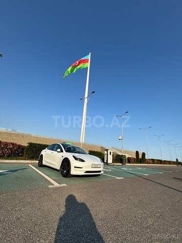Tesla Model 3-1