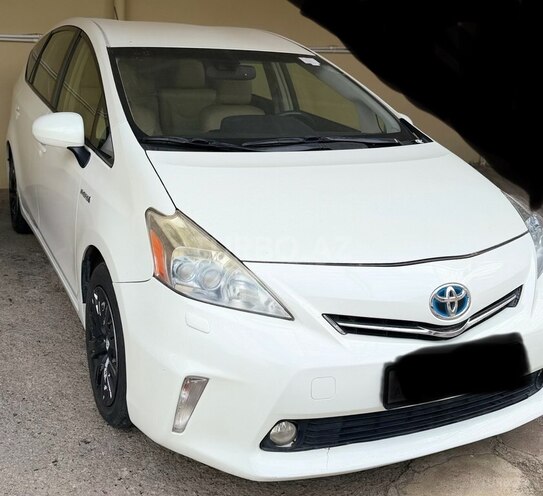 Toyota Prius V-8