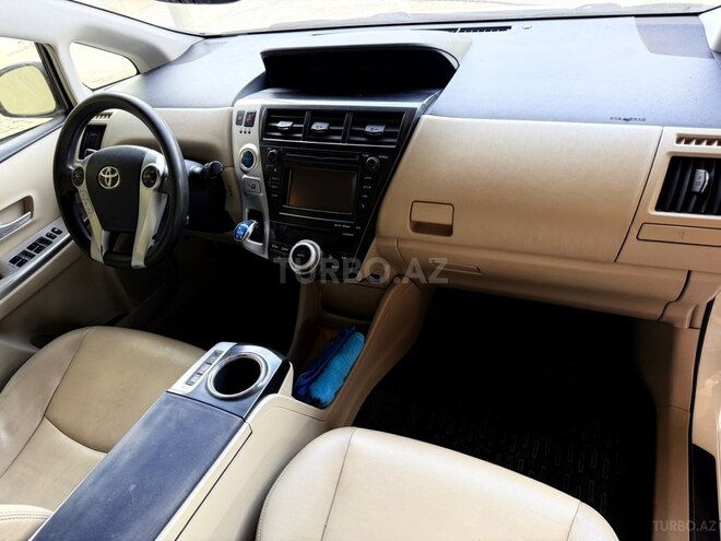 Toyota Prius V-2