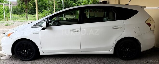 Toyota Prius V-5