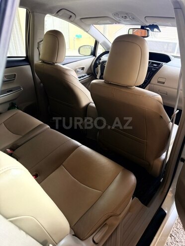 Toyota Prius V-6