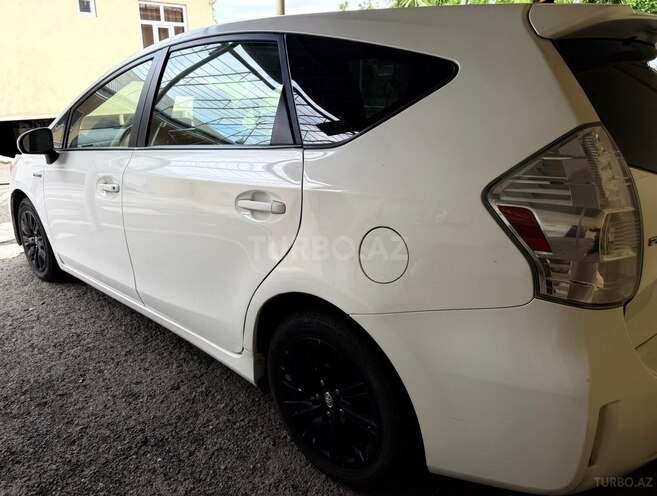 Toyota Prius V-4
