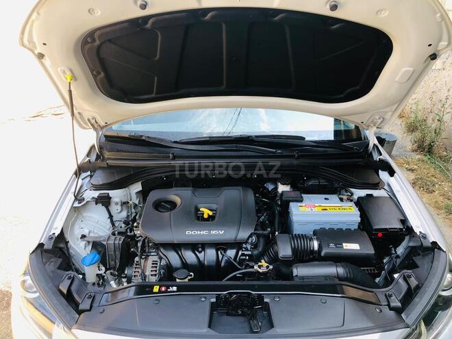 Hyundai Elantra-21