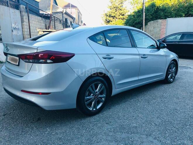 Hyundai Elantra-12