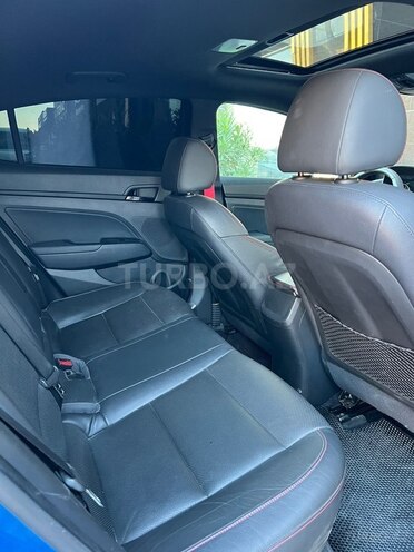 Hyundai Elantra-11
