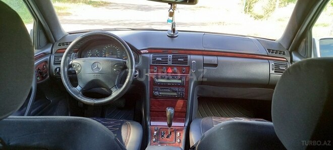 Mercedes E 240-4