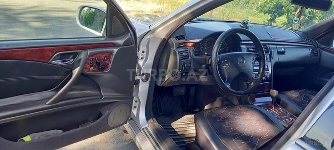 Mercedes E 240-5