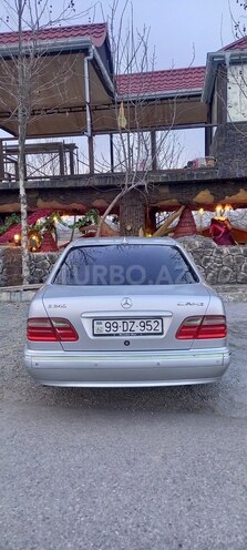 Mercedes E 240-11