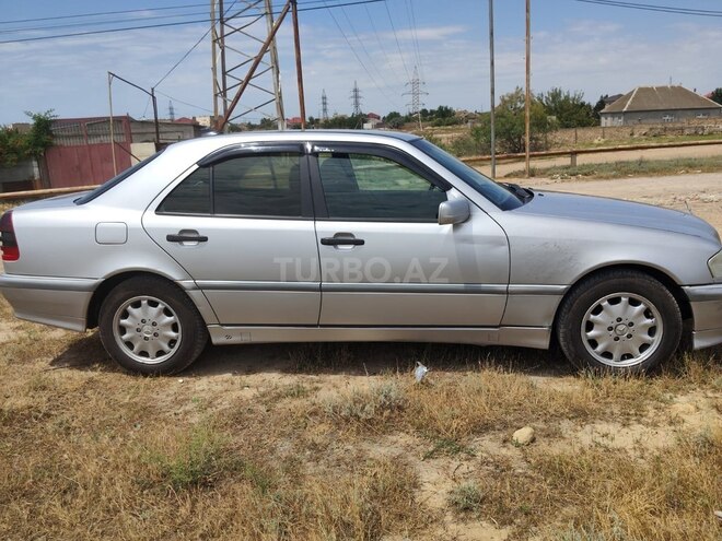 Mercedes E 200-13