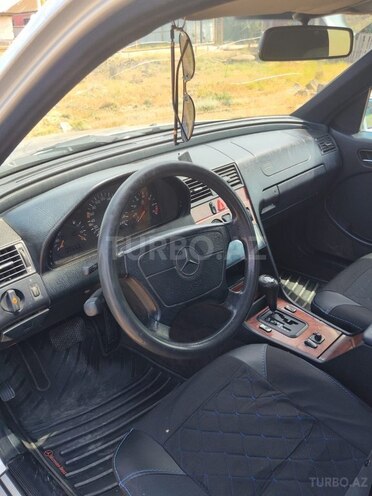 Mercedes E 200-11