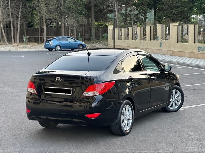 Hyundai Accent-12