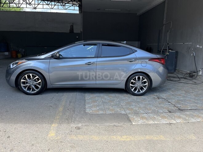 Hyundai Elantra-11