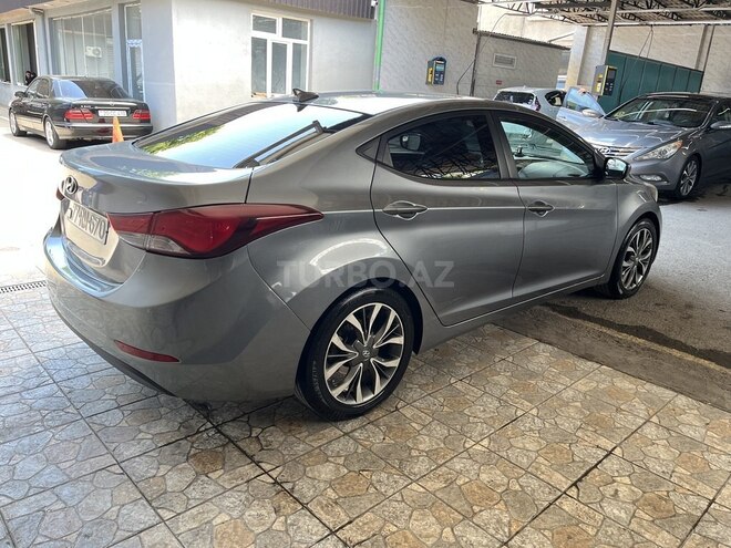 Hyundai Elantra-13