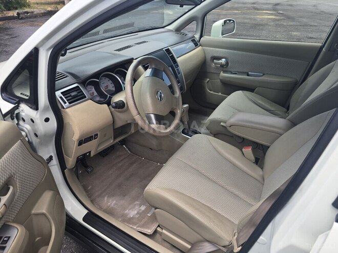 Nissan Tiida-13