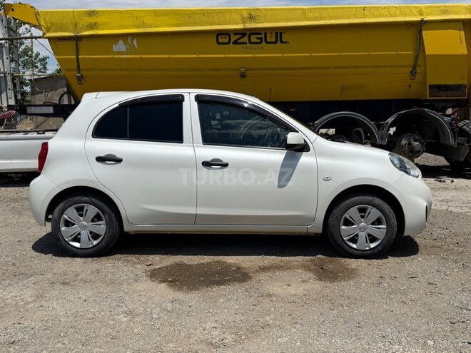 Nissan March-9