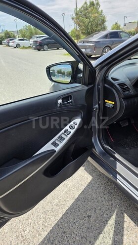 Hyundai Accent-10