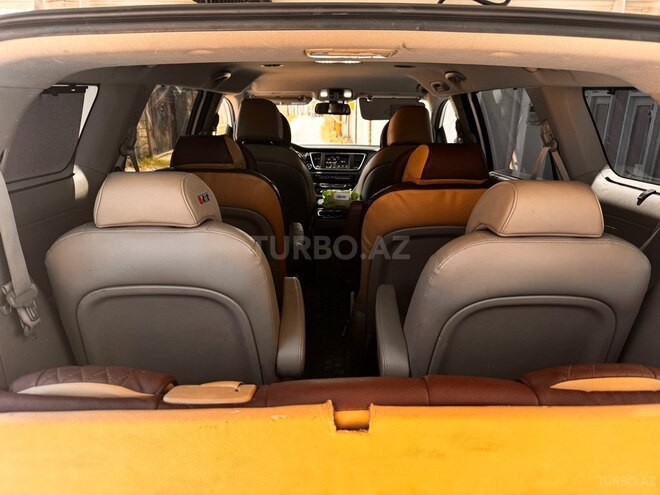 Kia Carnival-8