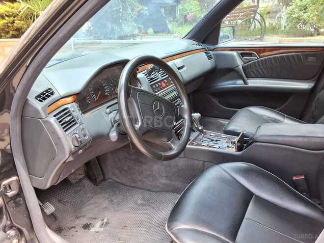 Mercedes E 280 4MATIC-6