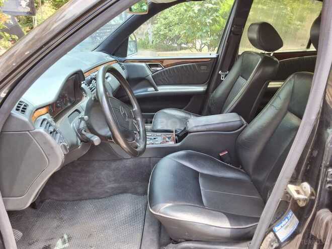 Mercedes E 280 4MATIC-5