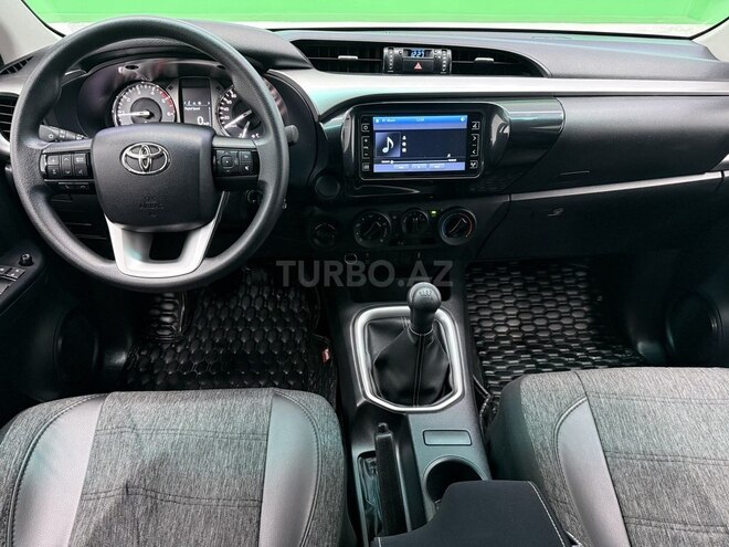 Toyota Hilux-9