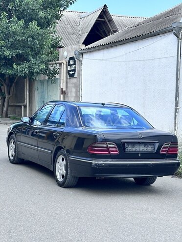 Mercedes E 270-4