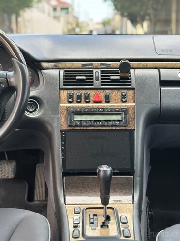 Mercedes E 270-9